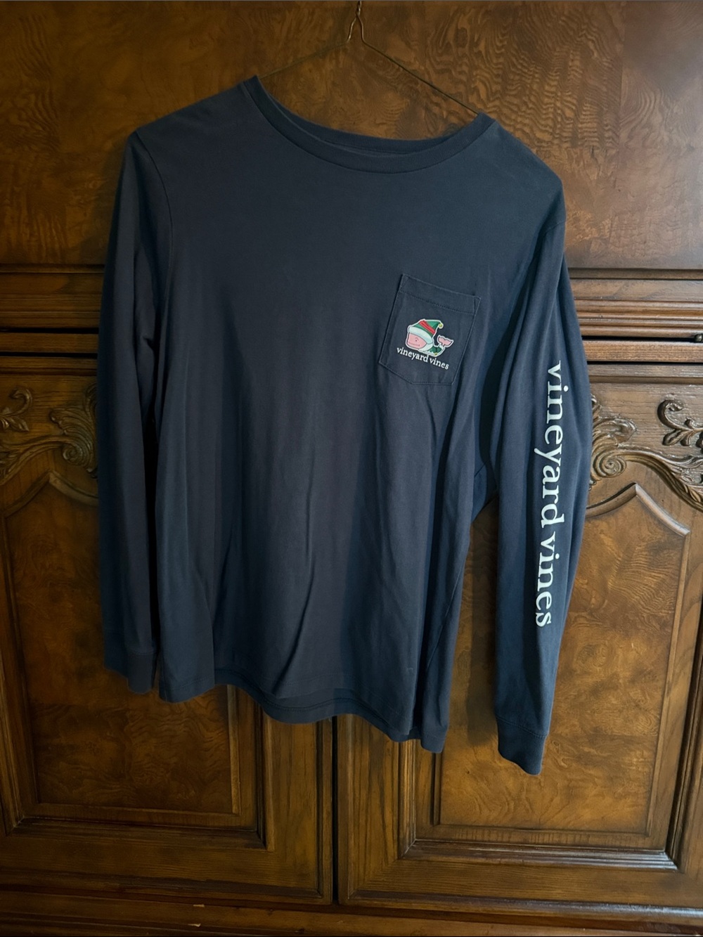 Vineyard Vines Boys medium Long-Sleeve chri Pocket Tee in Navy with Logo Sleeve